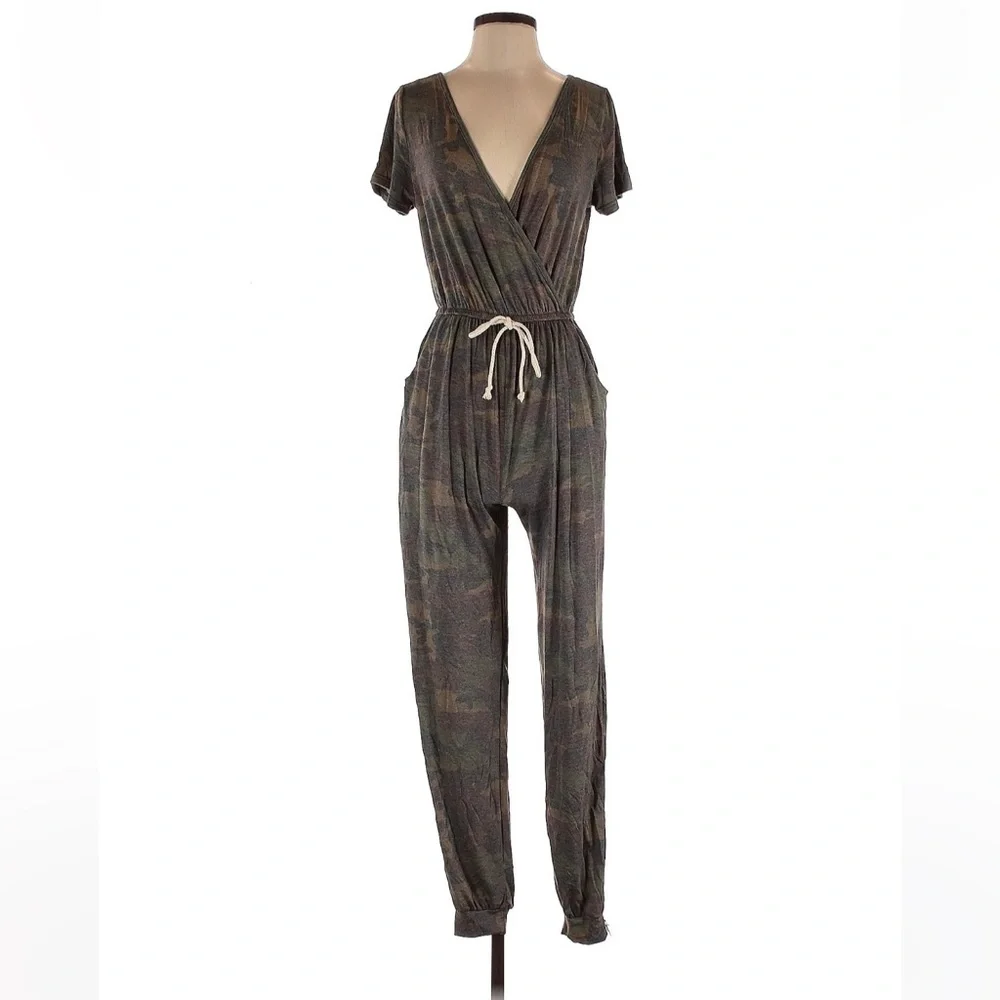 Love Melody Camo Jumpsuit Size Medium - Picture 1 of 2